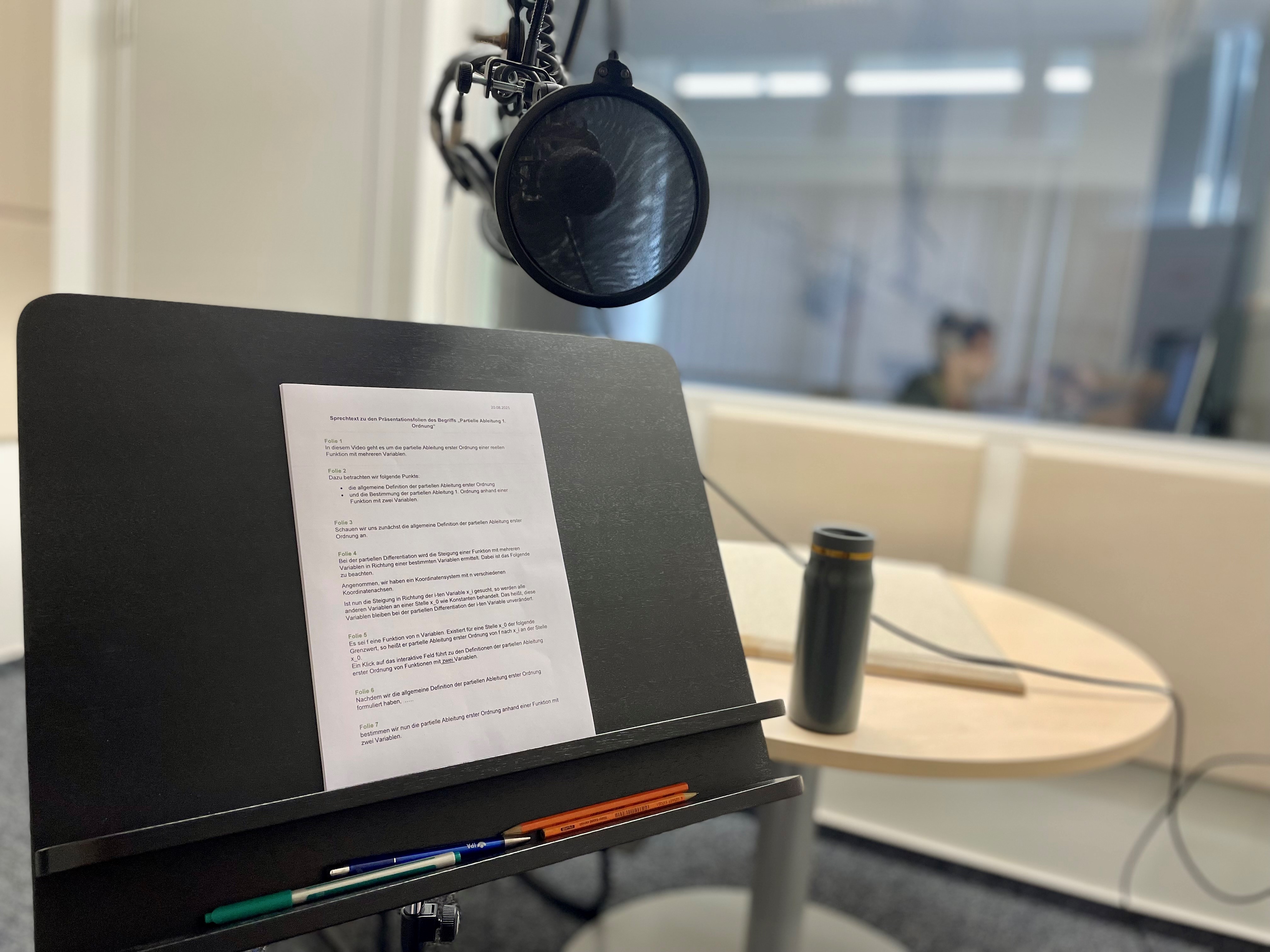 Foto des ZLI-Tonstudios mit Hängemikrofon und Lesetext